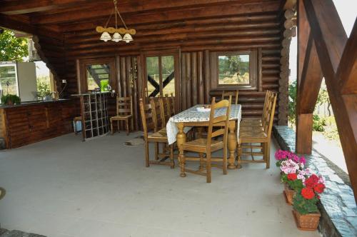 a dining room with a table and chairs in a cabin at Alegria in Eşelniţa