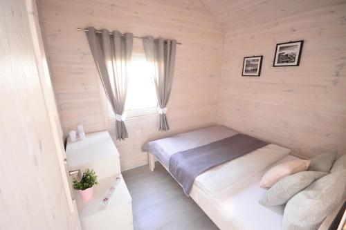 A bed or beds in a room at Nadmorska Przystań - Domki całoroczne