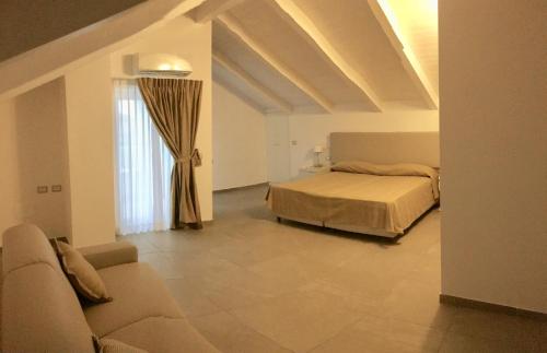a living room with a bed and a couch at Villa Donatella in Paestum