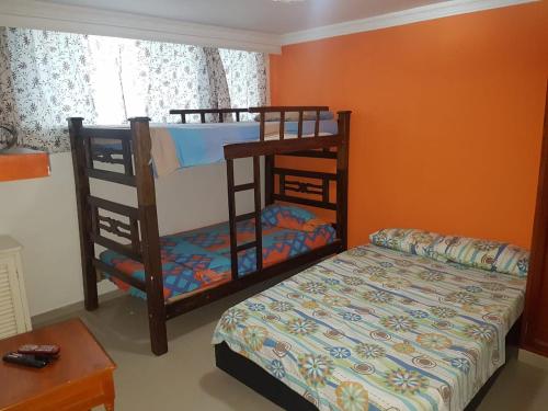 sypialnia z 2 łóżkami piętrowymi i łóżkiem w obiekcie Apto en Rodadero Palanoa 605 Dos Habitaciones 7 personas w mieście Santa Marta