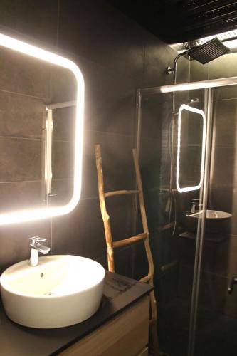 une salle de bain avec un lavabo et un miroir dans l'établissement Casa Geayh, à Marseillan