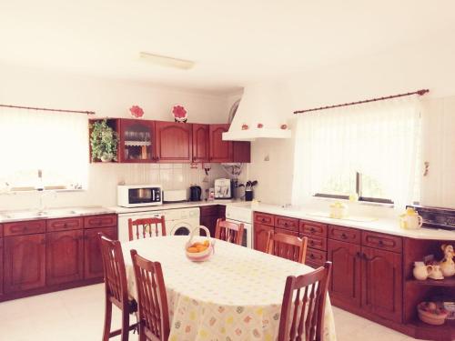 Una cocina con una mesa con un bol de fruta encima. en Vivenda Ribeiro, en Lagos