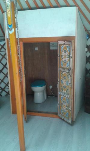 un piccolo bagno con servizi igienici in camera di Yourte Grain de Folie a Waben