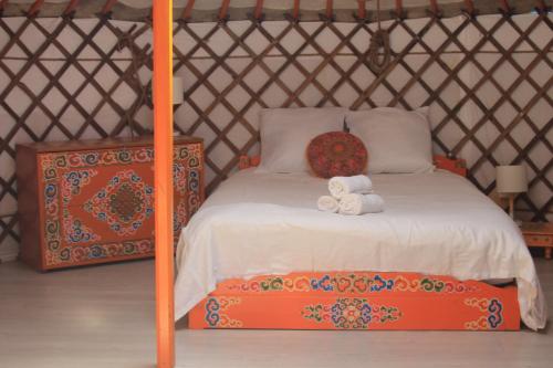 1 dormitorio con 1 cama en una yurta en Yourte Grain de Folie, en Waben