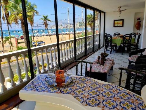 Un restaurante o sitio para comer en Salinas Apartment Malecon