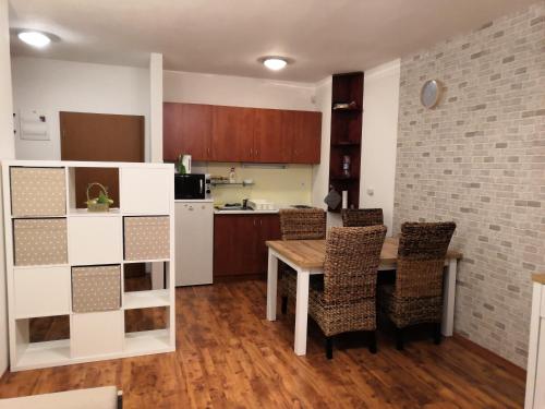 eine Küche mit einem Tisch und Stühlen im Zimmer in der Unterkunft Apartman 10 in Oščadnica