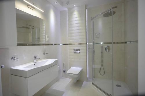 a bathroom with a sink toilet and a shower at Gardenia Sea Side MARTINA 1 Dziwnów in Dziwnów