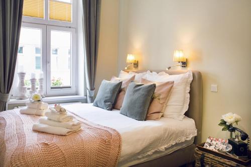 Postel nebo postele na pokoji v ubytování Mr.Elegant - Old Town Luxurious Apartment