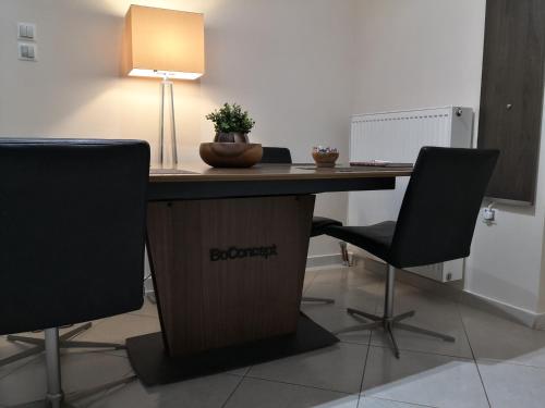 a desk with a lamp and chairs in a room at Luxury Home in Spáta