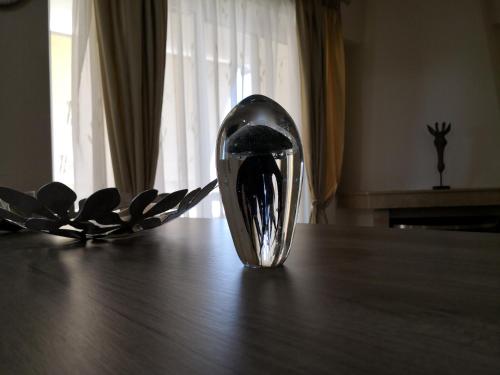 a pair of utensils sitting on top of a wooden table at Luxury Home in Spáta