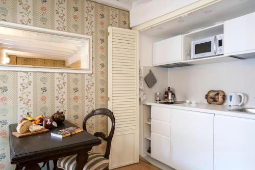 Luxury Suite with Direct Trevi Fountain View Romantic Stay