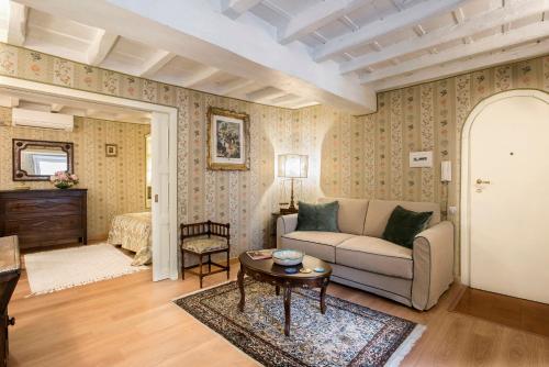 Luxury Suite with Direct Trevi Fountain View Romantic Stay