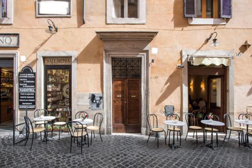 Luxury Suite with Direct Trevi Fountain View Romantic Stay
