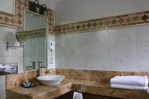 a bathroom with a sink and a large mirror at Hotel Villa Tequila in Tequila