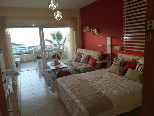 une chambre avec un grand lit et un canapé dans l'établissement Sea view cozy studio near center of Rethymno town&free parking, à Réthymnon
