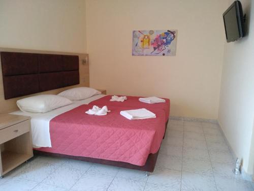 Una cama o camas en una habitación de Leonidas Hotel & Studios