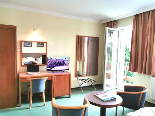 a room with a desk with a computer on it at Apartment Pension Rideg Heviz in Hévíz