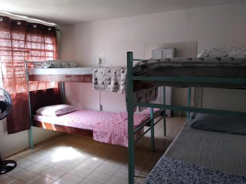 Двухъярусная кровать или двухъярусные кровати в номере Hostel FreeWay