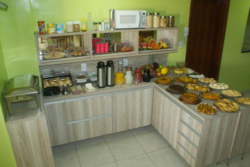 een bakkerij met diverse zoete deegwaren en andere voedingsmiddelen bij Palace Hotel Pôr do Sol in Vitória da Conquista