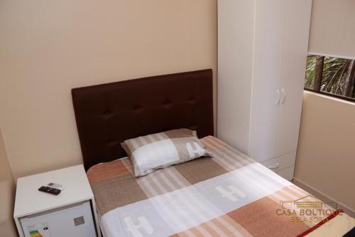 a small bedroom with a bed with a brown headboard at Casa Boutique Bèla Sofía in Asuncion