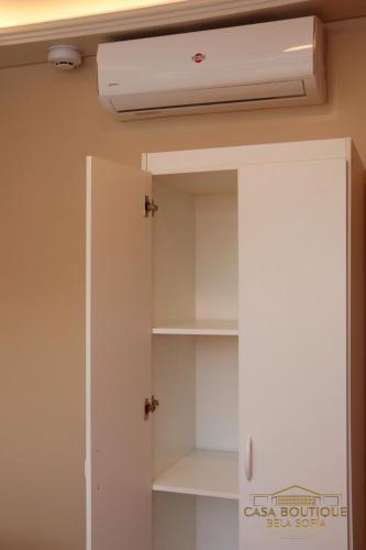 a room with a ceiling fan and a closet at Casa Boutique Bèla Sofía in Asuncion