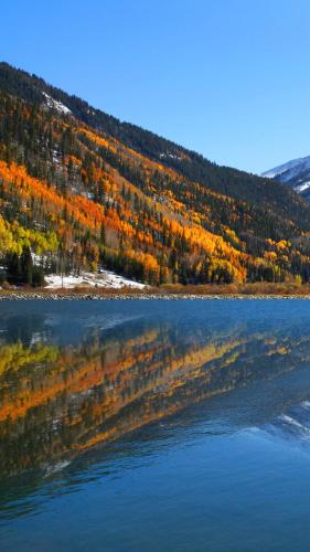 vista su un lago con fogliame autunnale di Casa, rural A Saladina a Soria