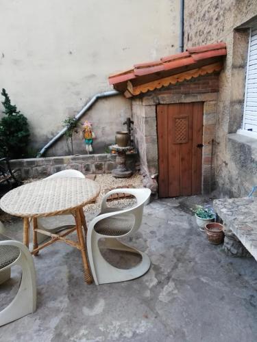 un patio con tavolo e sedie di fronte a un edificio di Casa, rural A Saladina a Soria