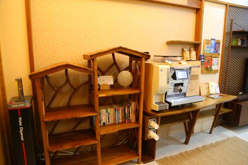 a room with a desk with a computer and a microwave at Ciao Home in Toucheng