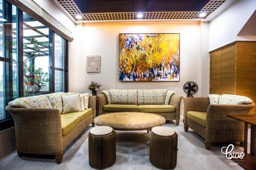 a lobby with couches and a table and a painting at Ciao Home in Toucheng