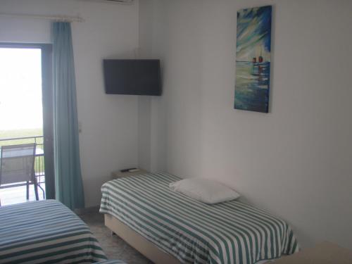 Posteľ alebo postele v izbe v ubytovaní UMBRELLA BEACH APARTMENTs