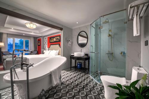 uma casa de banho com banheira e chuveiro em Acoustic Hotel & Spa em Hanói