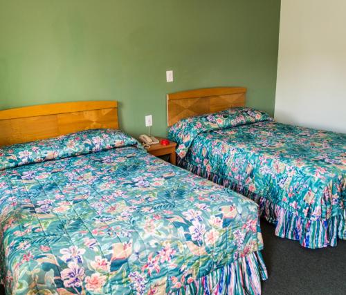 Un pat sau paturi într-o cameră la Bay Drive Motel West Atlantic City