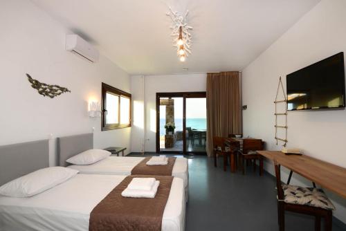 A bed or beds in a room at Lalari Beach Suites