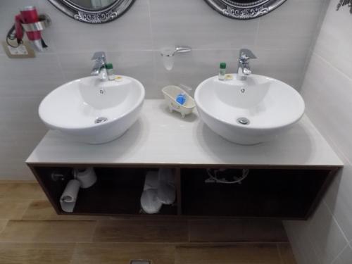 Gallery image of Souvlakis Pool Suites (S.P.S) in Chania Town