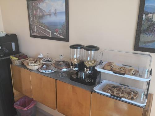 un contatore con prodotti alimentari e altri prodotti di B&B LA BAIA Sea Rooms a Bisceglie