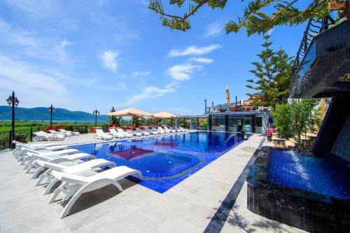 Swimming pool sa o malapit sa Villa Marine Hotel