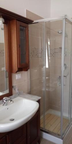 Hermada的住宿－Casa Vacanze Terracina，带淋浴、盥洗盆和盥洗盆的浴室