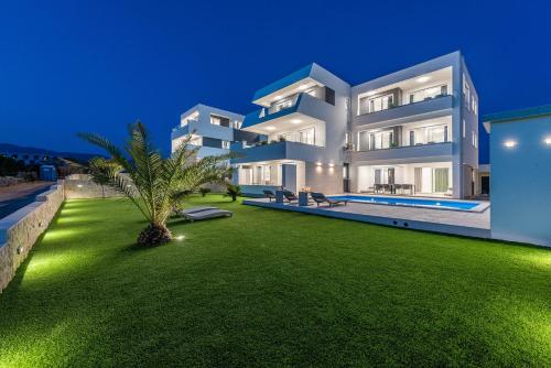 Bazén v ubytování Apartments & Rooms Pool Villas Maris nebo v jeho okolí