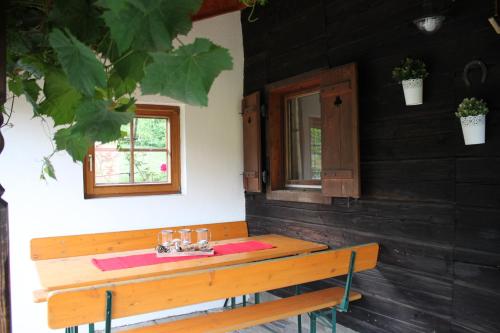 デーブリアッハにあるMichi's Hütt'nの窓付きの部屋(木製ベンチ付)