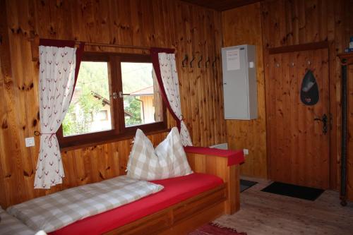デーブリアッハにあるMichi's Hütt'nのベンチ付きの木造の客室で、窓が備わります。