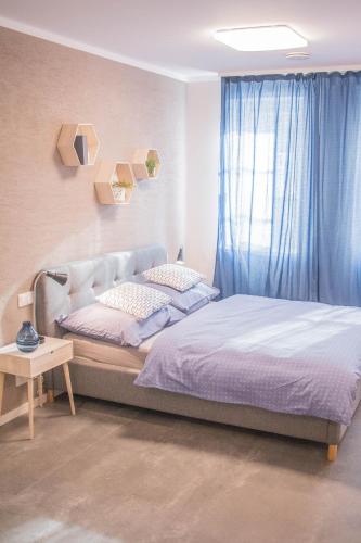 Postel nebo postele na pokoji v ubytování CMYK Ústí nad Labem