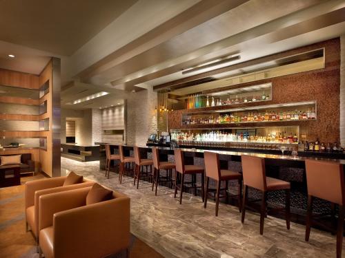 un bar en un restaurante con sillas marrones en EB Hotel Miami Airport, en Miami