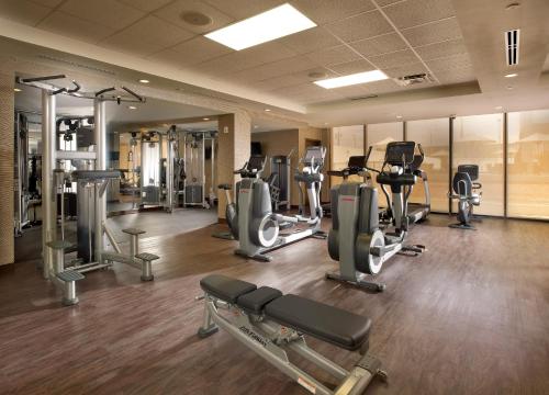 Fitness centrum a/nebo fitness zařízení v ubytování EB Hotel Miami Airport