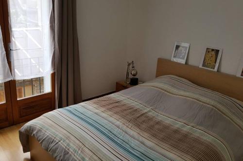 Ce lit se trouve dans une chambre dotée d'une fenêtre et d'un couvre-lit. dans l'établissement T3 3 étoiles hyper centre Luchon, à Luchon