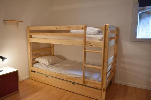 quelques lits superposés dans une chambre dans l'établissement T3 3 étoiles hyper centre Luchon, à Luchon