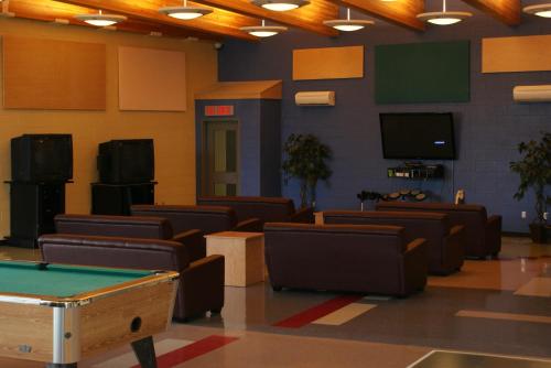 Residence & Conference Centre - Sudbury Westにあるビリヤード台