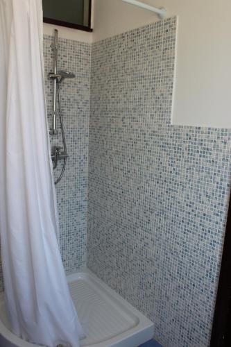 a bathroom with a white shower curtain and a tub at Il Gabbiano in Otranto