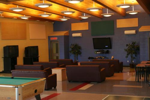 Residence & Conference Centre - Sudbury Westにあるテレビまたはエンターテインメントセンター
