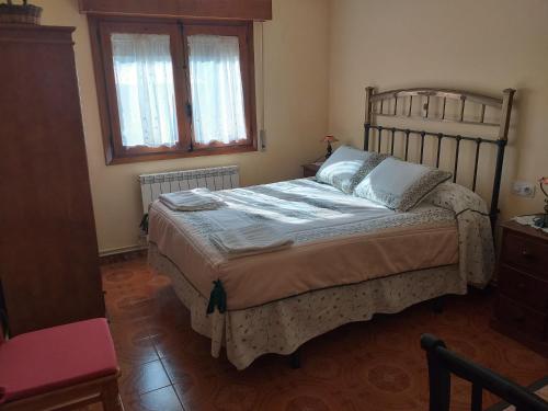 1 dormitorio con 1 cama grande en una habitación en Alojamientos AlbaSoraya, en La Calzada de Béjar
