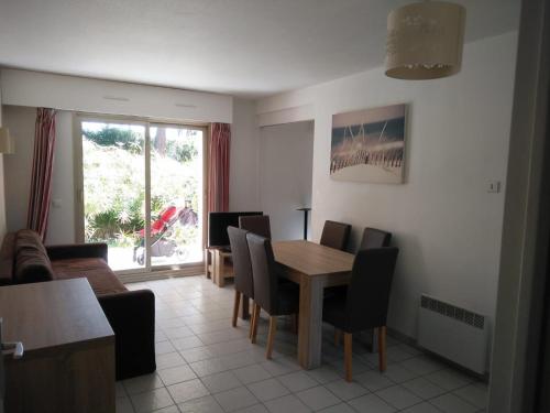 un soggiorno con tavolo da pranzo e sedie di Open Residence Golfe Juan a Vallauris